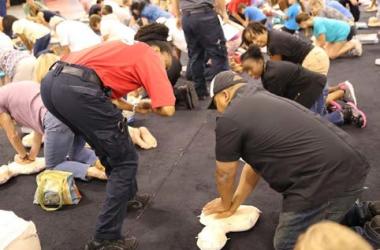 Large Crowd Turns Out for Lesson in CPR