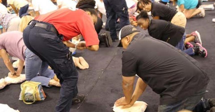 Large Crowd Turns Out for Lesson in CPR