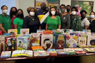 Tallahassee Links donates books to Head Start program