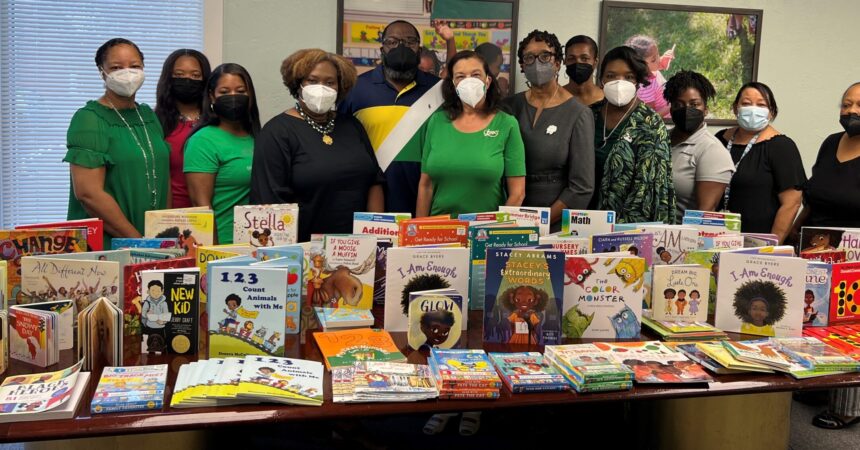 Tallahassee Links donates books to Head Start program